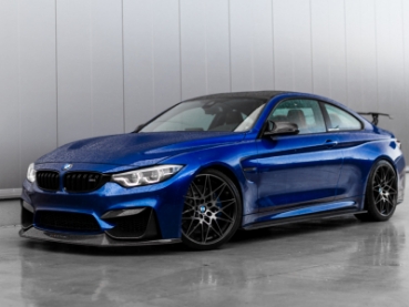 ブルーメタリックのBMW M4カスタムカー。エアロパーツで迫力ある外観に仕上げた事例紹介。